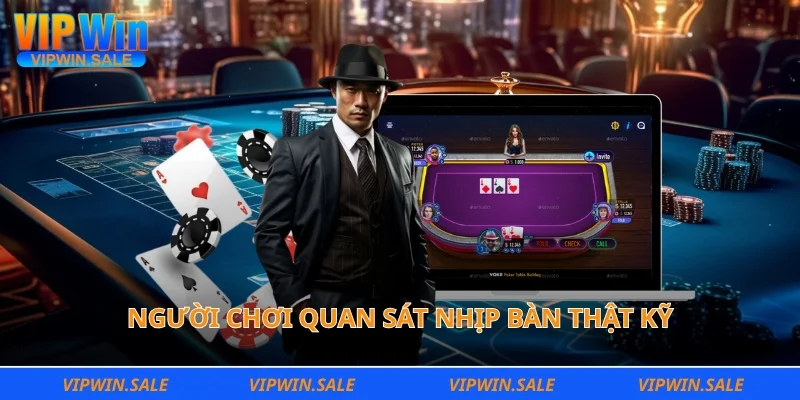 Người chơi quan sát nhịp bàn thật kỹ
